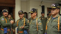Salam komando setelah Panglima menyematkan brevet Wings ke Kapolri (Foto: ANTARA FOTO/Reno Esnir)