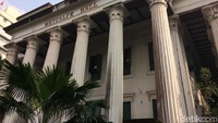 Perpustakaan pertama di India. Di bagian depan bangunan yang bergaya kuil Yunani ini bertuliskan Metcalfe Hall yang dibikin pada tahun 1840-1844 (Masaul/detikTravel)