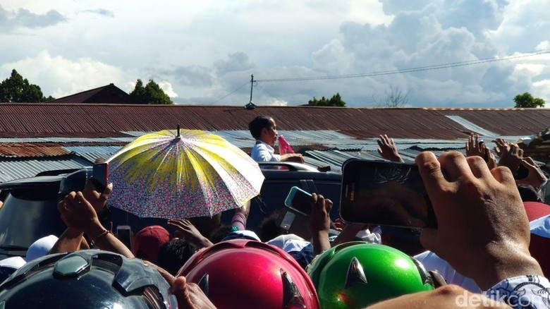 Jokowi nongol di sunroof mobil saat di Nabire. Foto: Danu Damarjati/detikcom Jokowi nongol di sunroof mobil saat di Nabire. Foto: Danu Damarjati/detikcom