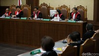 Pengacara Setya Novanto, Firman Wijaya, memaparkan posisi kliennya yang didakwa melakukan tindak pidana korupsi e-KTP bersama-sama eks pejabat Kementerian Dalam Negeri Irman dan Sugiharto serta pihak swasta Andi Agustinus alias Andi Narogong. Meski didakwa bersama-sama, waktu terjadinya tindak pidana (tempus delicti) dan tempat dilakukannya tindak pidana (locus delicti) para terdakwa disebut pengacara berbeda.