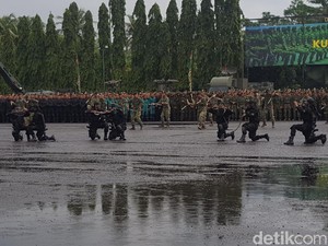 Saat Aksi Prajurit TNI Makan Ular Jadi Sorotan Media Asing