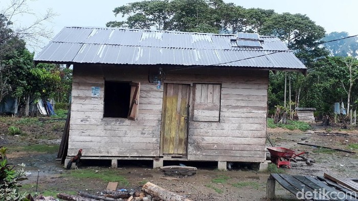 Desa Bomopay dan Parauto, Kabupaten Nabire akhirnya teraliri listrik. Kini warga di dua desa itu bisa merasakan manfaat listrik setelah menanti selama 25 tahun.
