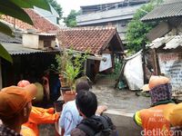 Potret Tanggul Kali Pulo Jati Padang Yang Jebol Dan Bikin Banjir