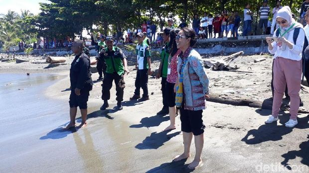 Rini Soemarno Main Air di Pantai Nabire