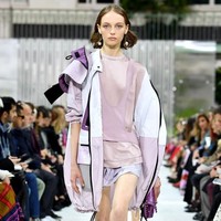 Fran Summers memulai debutnya di catwalk JW Anderson di London Fashion Week pada awal 2017. And the rest is history. Valentino, Chanel, hingga Prada memilih dia untuk berjalan di landasan peraga. Psstt.. bakatnya ditemukan ketika sedang jalan-jalan di sebuah mal di London. (Foto: Getty Images)
