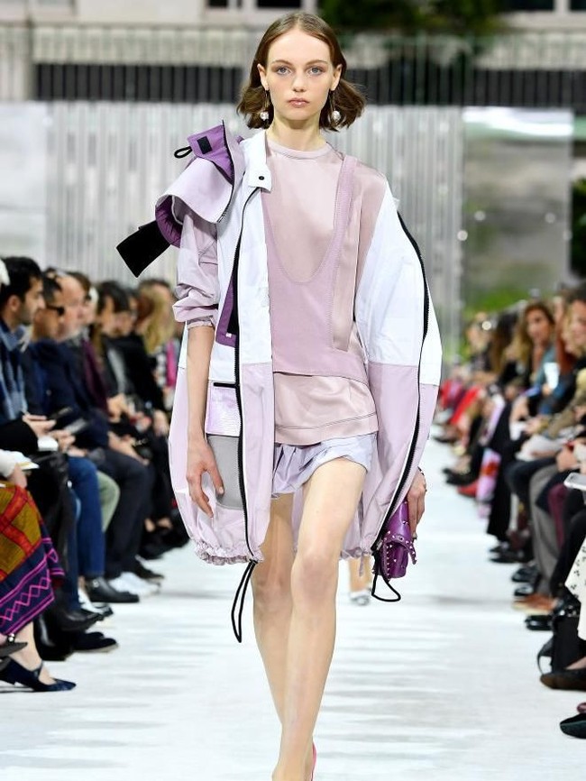 Fran Summers memulai debutnya di catwalk JW Anderson di London Fashion Week pada awal 2017. And the rest is history. Valentino, Chanel, hingga Prada memilih dia untuk berjalan di landasan peraga. Psstt.. bakatnya ditemukan ketika sedang jalan-jalan di sebuah mal di London. (Foto: Getty Images)