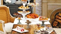 Dekorasi meja yang satu ini mengesankan suasana hangat. Berbagai makanan dan kue manis diletakkan dalam piring dan cake tier besar. Cocok untuk dekorasi meja saat keluarga besar sedang berkumpul. Foto: Istimewa