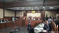 Setya Novanto pagi ini, Selasa (20/12), semringah saat menghadiri sidang eksepsi. Dia tidak lagi memakai kemeja putih, melainkan batik bernuansa cokelat (Foto: Faiq Hidayat/detikcom)
