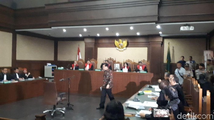 Tak Lagi Dipapah, Setya Novanto Bisa Jawab Pertanyaan Hakim