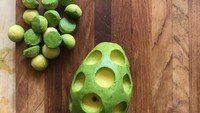 Alpukat tampil beda dengan bentuk bola-bola mungil. Caranya dibentuk menggunakan melon baller kecil. Cocok disajikan sebagai isian salad. Foto: Istimewa