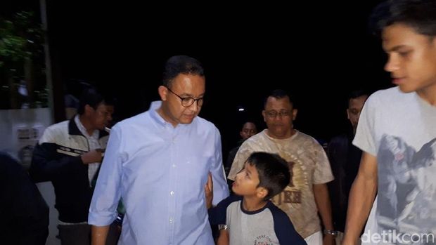  Gubernur DKI Jakarta Anies Baswedan meninjau tanggul jebol di RT 14 Jati Padang, Jaksel, Rabu (20/12/2017)