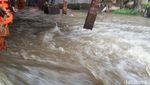 Potret Tanggul Kali Pulo Jati Padang yang Jebol dan Bikin Banjir
