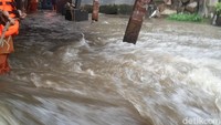 Air Kali Pulo yang deras masuk membanjiri rumah-rumah warga di RT 14. Setidaknya ada 20 rumah warga yang terdampak banjir. Foto: M Taufiq/detikcom