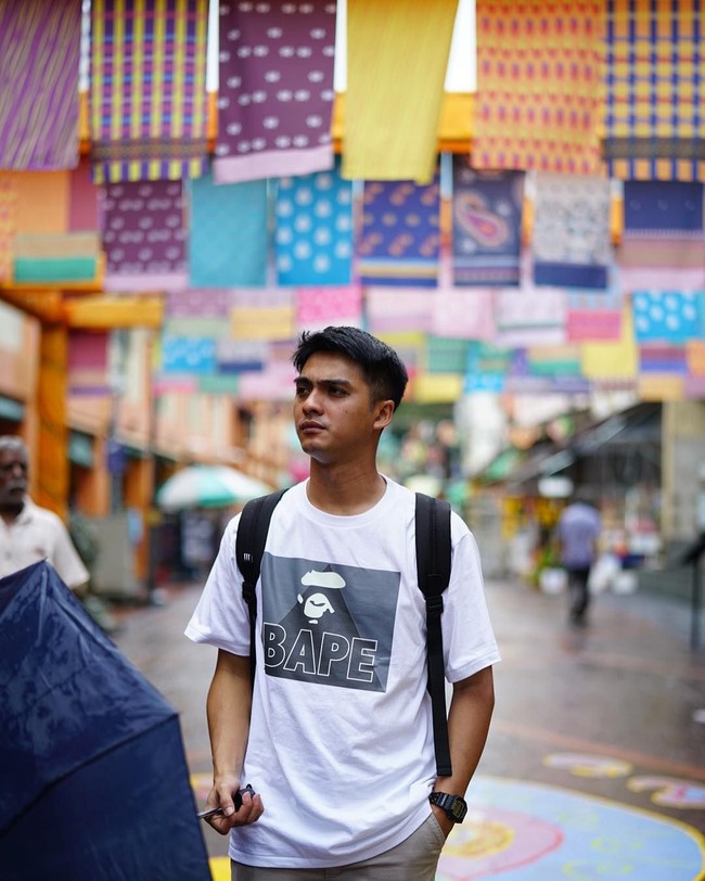 Tak heran jika Ricky Harun sering berperan jadi anak kuliahan, bahkan anak SMA. Wajahnya masih cocok jadi anak sekolah. Padahal ayah dua anak itu sudah 30 tahun. Foto: Instagram