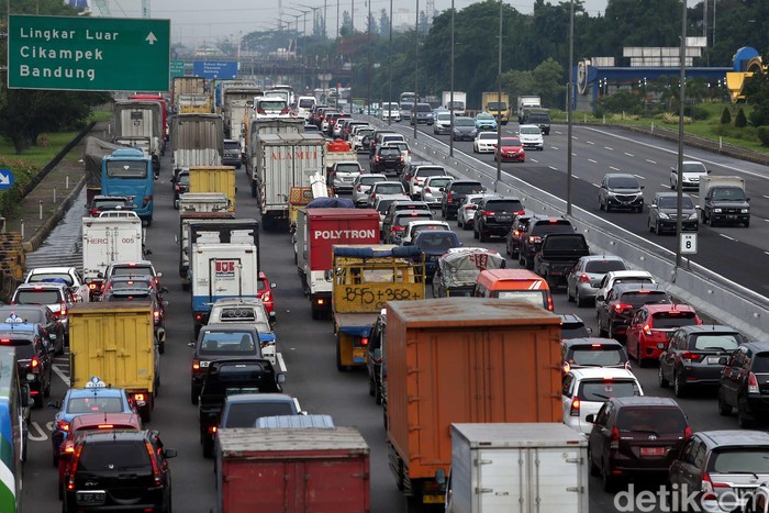 Kemenhub akan membatasi kendaraan angkutan barang di beberapa ruas jalan tol pada saat libur Natal dan tahun baru. Pembatasan ini untuk mencegah kemacetan di tol.