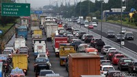Suasana kemacetan di Tol Cawang-Cikampek, Rabu (20/12/2017), yang dipenuhi oleh kendaraan truk.