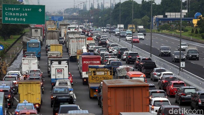 Kemenhub akan membatasi kendaraan angkutan barang di beberapa ruas jalan tol pada saat libur Natal dan tahun baru. Pembatasan ini untuk mencegah kemacetan di tol.