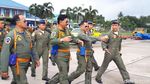 Foto: Gagah! Gaya Marsekal Hadi, Kapolri, KSAD, dan KSAL Naik Sukhoi