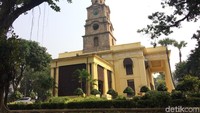 Inilah St John Church, gereja Anglikan pertama di Kolkata. Bentuk bangunannya memang sudah amat tua, traveler pun dapat mengambil gambar di luar hingga ke dalam (Masaul/detikTravel)