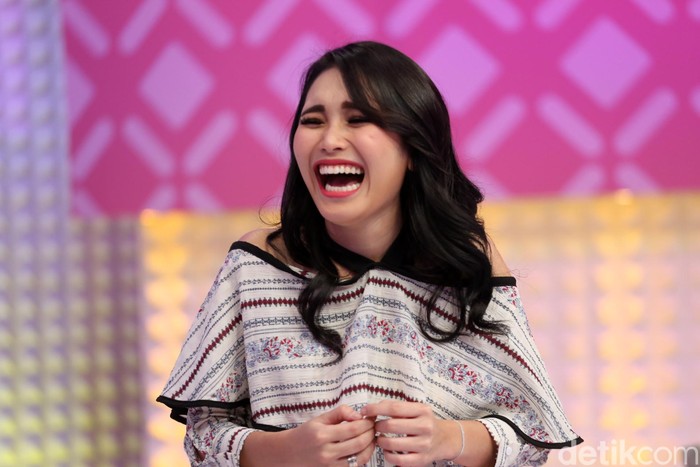 Kisah Miringnya dengan Raffi Tak Kunjung Usai, Ayu Ting Ting: Senyumin Aja
