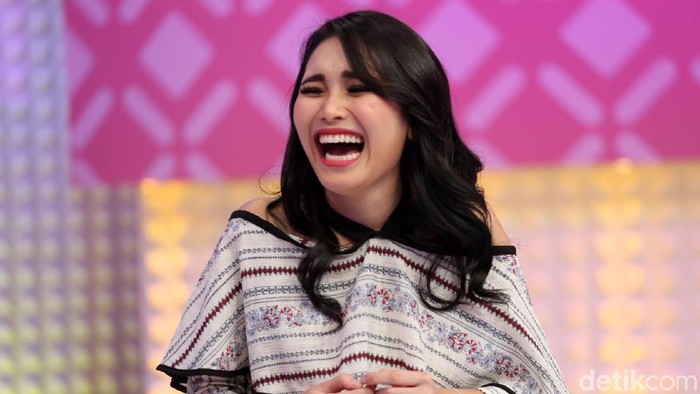 Liburan ke Jepang, Ayu Ting Ting Bawa Sambel dan Rendang