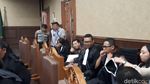 Foto: Senyum Setya Novanto untuk Ny Deisti di Ruang Sidang