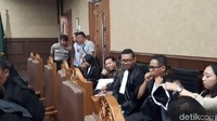 Novanto tampak menoleh dan tersenyum ke arah Deisti (Foto: Faiq Hidayat/detikcom)