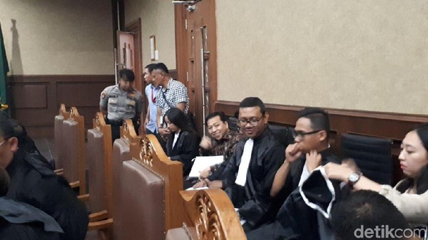 Foto: Senyum Setya Novanto untuk Ny Deisti di Ruang Sidang