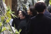 Shin Se Kyung tampak sedih saat memberi penghormatan terakhir untuk Jonghyun.