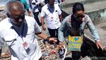Gaya Rini Main Air di Pantai Nabire