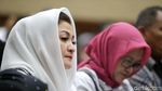Foto: Tak Nangis Lagi, Ny Deisti Kini Senyum-senyum di Sidang Novanto