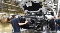 Pekerja tengah merakit mobil BMW X7 di pabrik Spartanburg, Amerika. Mobil langsung dites BMW sebelum dirilis ke pasaran tahun depan. Foto: BMW
