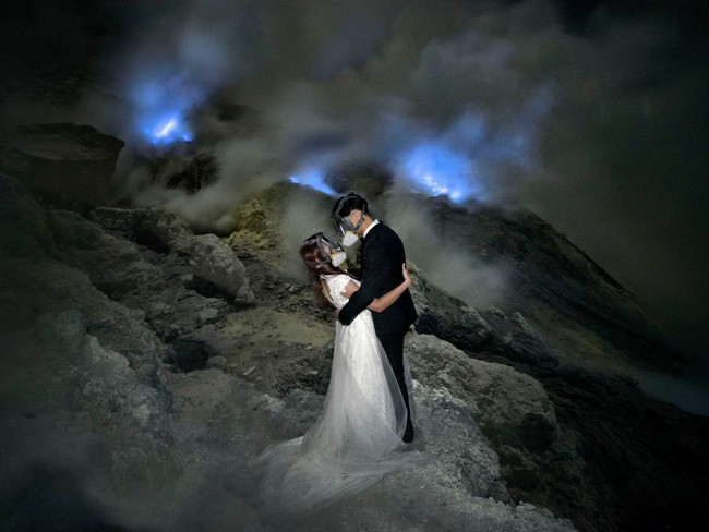 Pasangan bernama Danny Ong dan Krystle Tee ini melakukan pemotretan yang sangat ekstrem bersama fotografer populer Malaysia, Keow Wee Loong. Mereka membuat foto prewedding di kawasan Kawah Ijen yang dipenuhi asap. Saat pemotretan berlangsung, Danny dan Krystle pun memakai masker.Foto: Dok. Keow Wee Loong