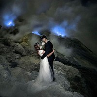 Pasangan bernama Danny Ong dan Krystle Tee ini melakukan pemotretan yang sangat ekstrem bersama fotografer populer Malaysia, Keow Wee Loong. Mereka membuat foto prewedding di kawasan Kawah Ijen yang dipenuhi asap. Saat pemotretan berlangsung, Danny dan Krystle pun memakai masker.Foto: Dok. Keow Wee Loong