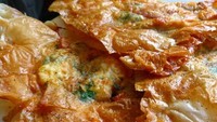 Kue asal Tunisia ini berisi telur utuh, tuna, peterseli, dan bawang merah. Makin nikmat dengan taburan keju parut diatasnya. Foto: Istimewa