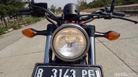 Posisi setang yang lebar membuat berkendara menggunakan Honda CMX500 Rebel lebih nyaman dengan posisi duduk yang tegak. Posisi kaki menekuk membentuk sudut 90 derajat. Jadi, kaki tidak selonjoran. Ada plus-minusnya posisi kaki seperti ini, plusnya pengendara akan lebih sigap, tapi minusnya kaki jadi cepat lelah kalau perjalanan jauh.