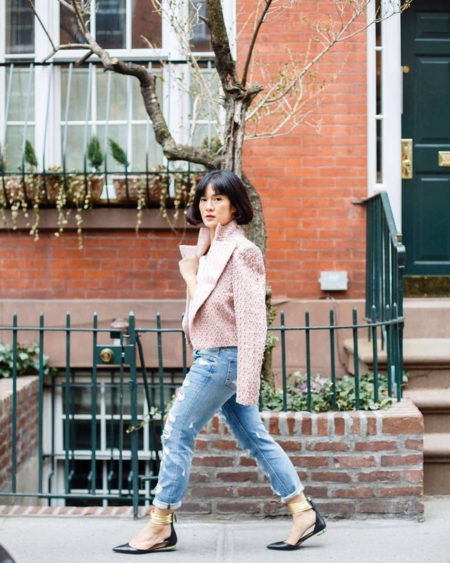 Penampilan Dian Sastrowardoyo dengan poni dan berambut bob membuat wajahnya terlihat imut. Nggak nyangka ibu dua anak itu sudah berusia 35 tahun. Foto: Instagram