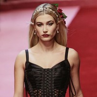 Disebut-sebut sebagai mantan Justin Bieber, Hailey Baldwin tak mau aji-mumpung. Ia membuktikan diri sebagai salah satu model yang patut disegani. (Foto: Getty Images)