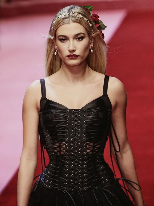 Disebut-sebut sebagai mantan Justin Bieber, Hailey Baldwin tak mau aji-mumpung. Ia membuktikan diri sebagai salah satu model yang patut disegani. (Foto: Getty Images)