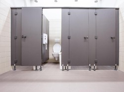 Viral Cara Antre Toilet yang Benar, Bukan di Depan Bilik