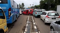 Aksi itu membuat lalu lintas menjadi semrawut.