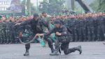 Ngeri! Saat Prajurit Kostrad Pamer Makan Kobra di Depan Panglima