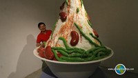 Pastikan berfoto dengan replika makanan raksasa saat di sini. Salah satunya es cendol yang nampak segar dan mengenyangkan. Foto: Penang Travel Tips