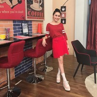 Ayu Ting Ting yang kerap digosipkan menjadi selingkuhan Raffi Ahmad ini kembali memadukan rok mini dengan platform shoes dan kaus kaki. Ayu yang saat ini berusia 25 tahun, menurut netizen jadi tampak lebih muda ketika bergaya ala gadis Korea. Foto: Dok. Instagram Ayu Ting Ting