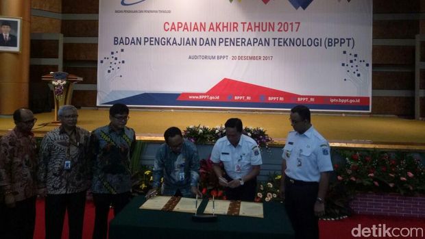 Gubernur DKI Jakarta Anies Baswedan dan Kepala BPPT Unggul Priyanto dalam pembahasan kerja sama pengelolaan Bantargebang dengan membuat pembangkit listrik tenaga sampah (PLTSa)