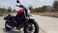 Honda CMX500 Rebel hadir dengan tiga pilihan warna, yakni Millenium Red, Mat Armored Silver Metallic, dan Graphite Black.