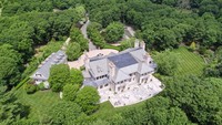 Rumah tersebut berdiri di atas lahan seluas 14 hektar berlokasi di 150 Woodland Road di Chestnut Hill. Istimewa/homesoftherich.net