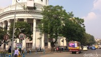 Inilah bangunan Kantor Pos Kolkata yang legendaris. Dibuat pada tahun 1864, hingga saat ini pun masih digunakan sesuai fungsi awalnya (Masaul/detikTravel)