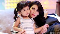 Pedangdut Ayu Ting Ting dikenal cuek denga segala komentar di media sosial. Namun ibunda Bilqis ini pernah marah besar saat anaknya mendapat cacian jahat dari netizen. Dia pun membalas komentar itu. Segitu jahatnya km sm anak kecil, dimana otak km, apa pernah saya n anak saya usik hidup km, klw mau jualan ngg perlu menghina anak saya. Saya doain smg tuhan nyadarin km, manusia tp bukan ky manusia. Sok suci km, tulis Ayu. Foto: Hanif Hawari/detikHOT