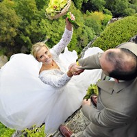 Foto hasil karya fotografer Jay Philbrick memperlihatkan sesi foto prewedding ekstrem yang dilakukan pasangan bernama Christie Sulkoski and Kevin Coleman. Keduanya berpose di atas tebing setinggi 350 kaki di atas tanah di pegunungan White Mountains, New Hampshire. Foto: Dok. Jay Philbrick